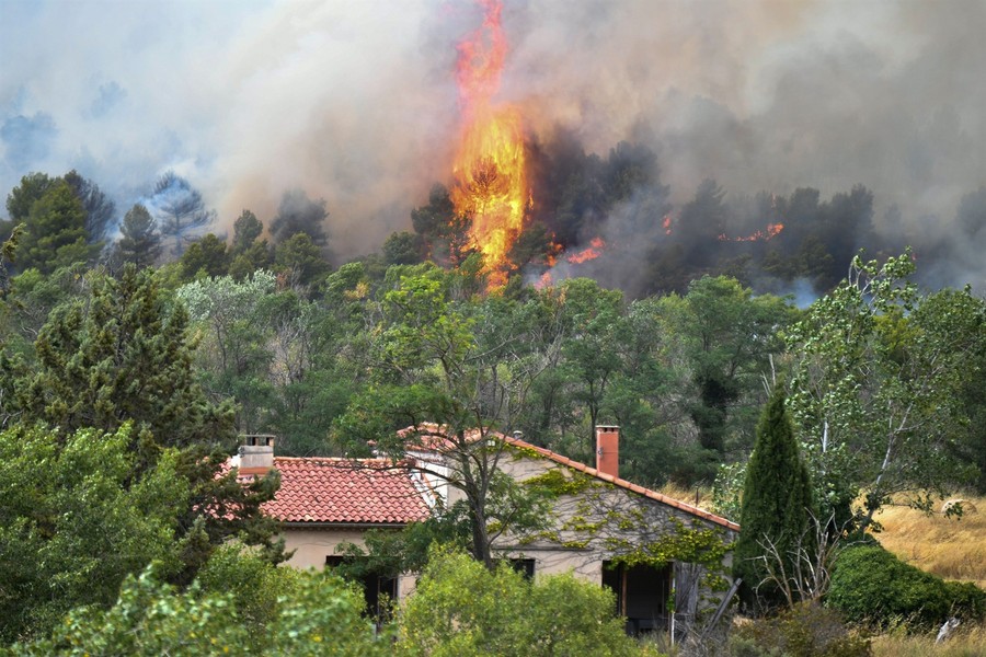 Cháy rừng ở miền Nam nước Pháp đe dọa cuộc sống người dân
